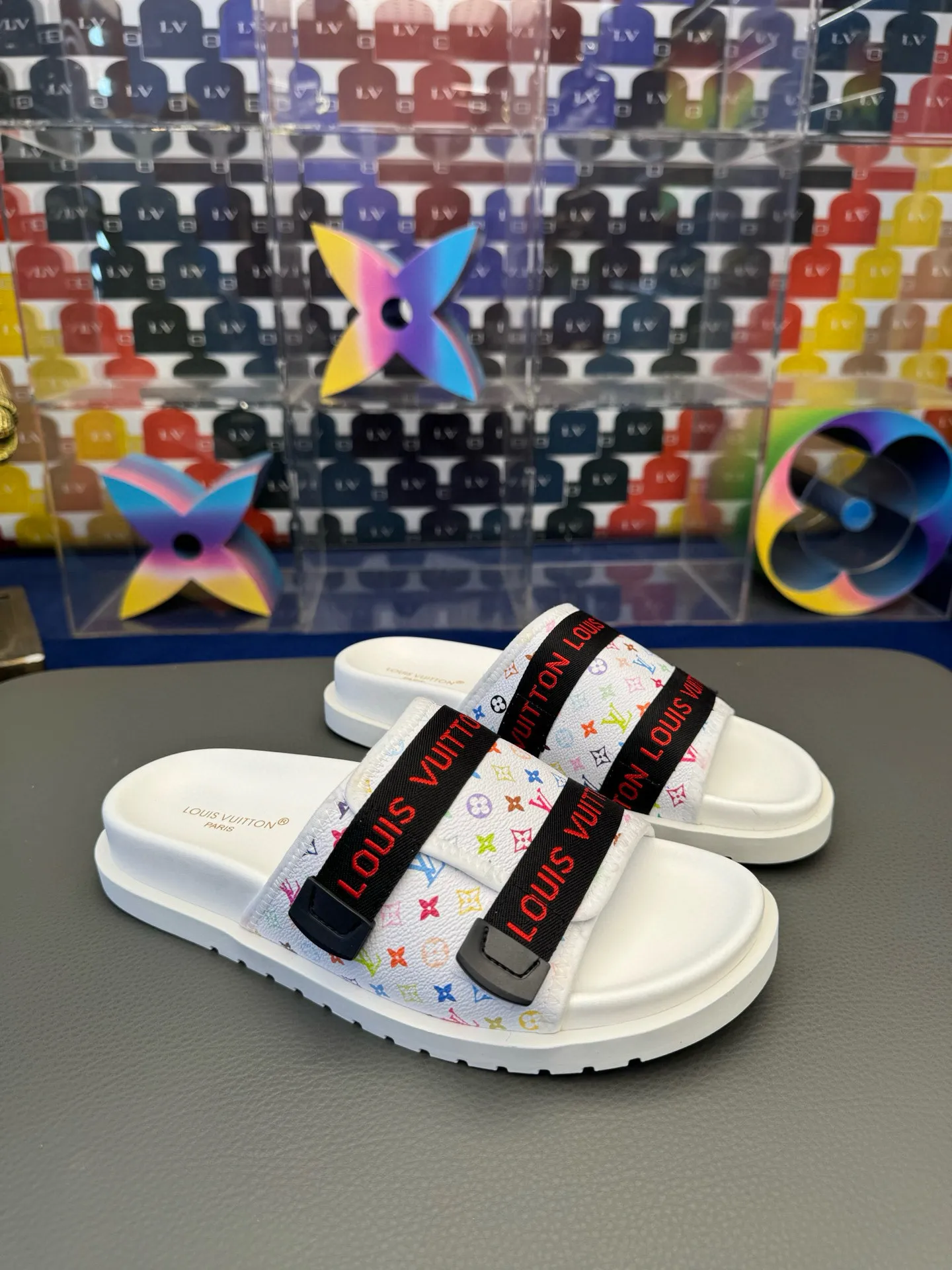 [L Home] P: 340💰Size: 38-45 Top purchasing lv men's summer slippers, classic presbyopia with soft real leather lining, unique color splicing effect, distinctive personality, fashionable and trendy essential style, light and comfortable. Lightweight and tough rubber insole, micro ridged foam outsole, super comfortable!